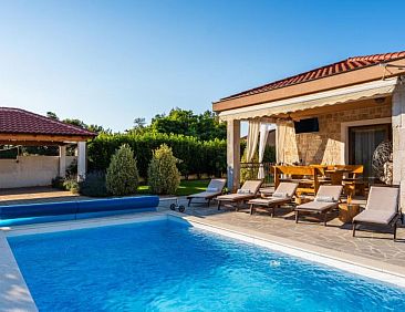 Vakantiehuis Holiday Home Beti with heated pool