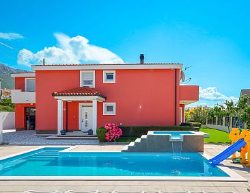 Vakantiehuis Queen Ahn with heated pool