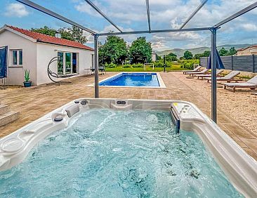 Vakantiehuis Ana mit Pool und Jacuzzi