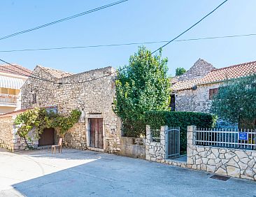 Vakantiehuis in Sukošan mit Privatem Garten