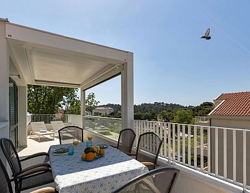 Appartement Penthouse Nikolina-50m to beach