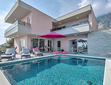 Vakantiehuis Villa mit beheiztem Pool und fünf Schlafzimmer