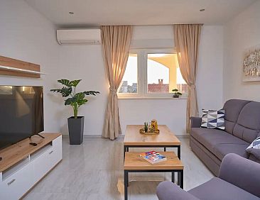 Appartement M Ganze Etage in einem geräumigen Haus mit Pool