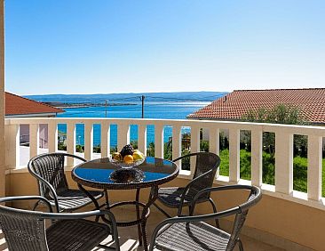 Appartement in Dugi Rat mit Großer Terrasse