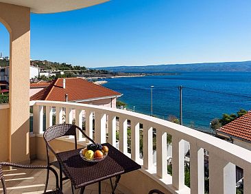 Appartement in Dugi Rat mit Großer Terrasse