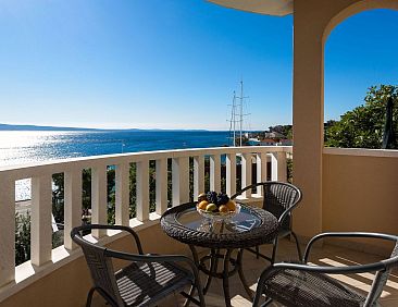 Appartement in Dugi Rat mit Großer Terrasse