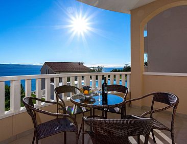 Appartement in Dugi Rat mit Großer Terrasse