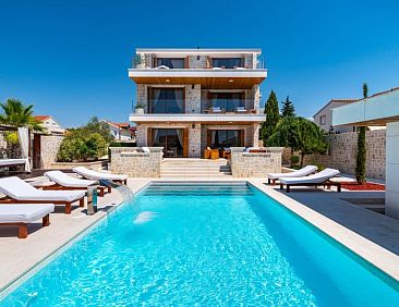 Vakantiehuis Villa Nena with heated pool, jacuzzi and sauna