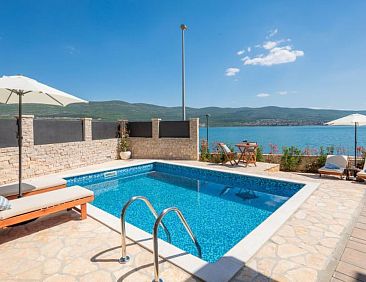 Vakantiehuis Beachfront villa Noa with heated pool