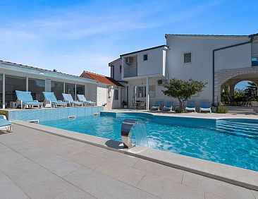 Vakantiehuis Villa Almas mit Schwimmbad, Fitnessraum, Tennis