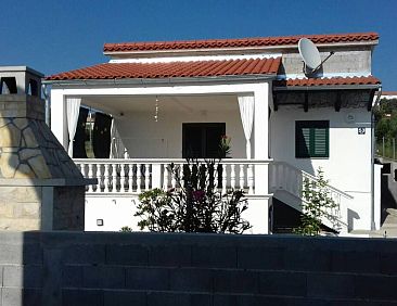 Vakantiehuis mit überdachter Terrasse und Meerblick