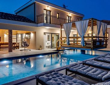 Vakantiehuis Magnificent Villa Oasis with extra large heated