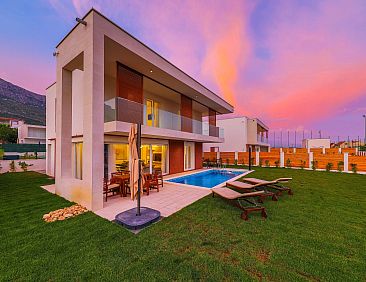 Vakantiehuis Modern eingerichtete Villa Ingrid mit beheiztem