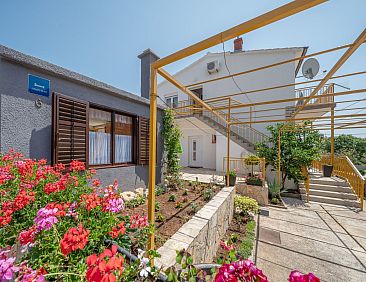 Appartement Große Ferienwohnung in Vodice mit Eigenem Balko