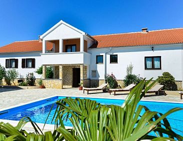 Vakantiehuis Villa Marinic with heated pool and entertainmen