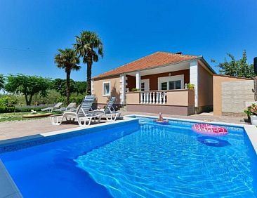 Vakantiehuis Holiday House Meri with pool