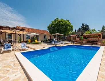 Vakantiehuis Holiday Home Burgija