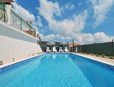 Vakantiehuis mit Pool und Blick auf die Stadt und das adriat