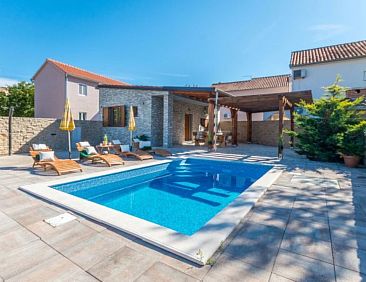 Vakantiehuis Holiday Home Ema with pool