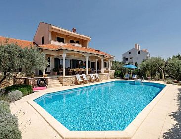 Vakantiehuis Magnificent Villa Clara with big pool