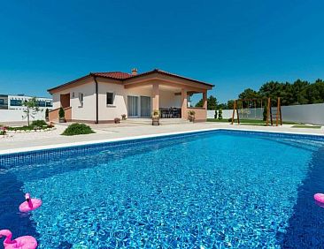 Vakantiehuis Villa First Hill with heated pool