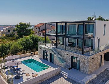 Vakantiehuis Seafront Villa Aurea with pool and seaview