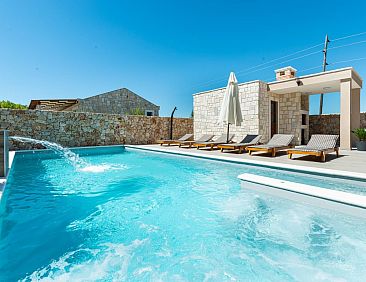 Vakantiehuis Villa Vid 03 mit beheiztem Pool -TA Leut Agency