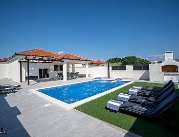 Vakantiehuis Villa mit beheiztem Pool Privlaka - TA Leut Age