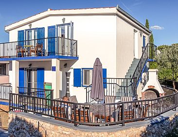Vakantiehuis in Tisno mit Terrasse und Grill