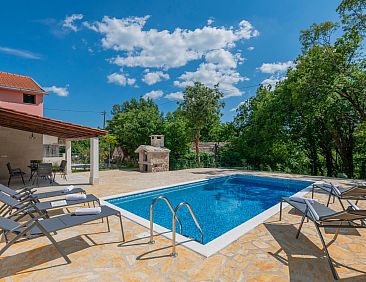 Vakantiehuis Haus in Grubine mit Außenpool