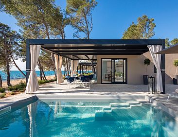 Amber Sea Luxury Holiday Home Pool