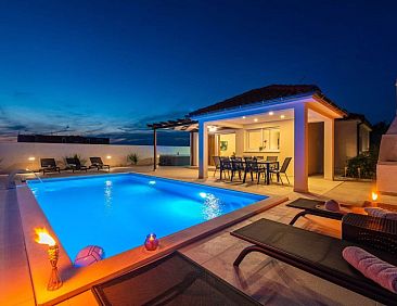 Vakantiehuis Villa mit beheiztem Pool Privlaka - TA Leut Age