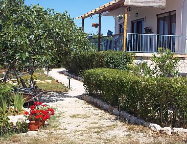 Vakantiehuis in Vir mit Terrasse und Garten