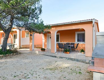 Vakantiehuis mit Terrassen am Wald