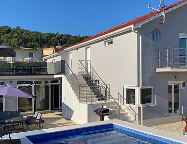 Vakantiehuis Modernes Ferienhaus mit eigenem Pool und Meerbl