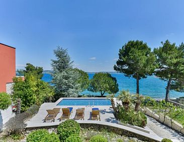Vakantiehuis Beachfront Villa Mediterranea with pool