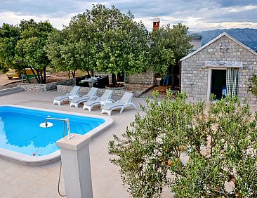 Vakantiehuis mit Terrasse und Pool in herrlicher Naturlandsc