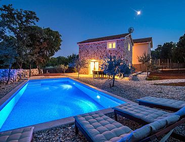 Vakantiehuis Vila Petite - Steinvilla mit Pool