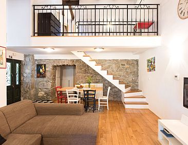 Vakantiehuis Haus mit modernem Interieur und einer alten Tav