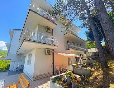 Appartement in Jadranovo mit Terrasse, Garten und Grill