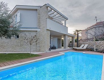 Vakantiehuis Luxuriöse Villa White Rose mit Pool in der Nä