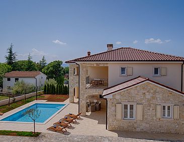 Vakantiehuis Haus in Pinezići mit privatem Pool