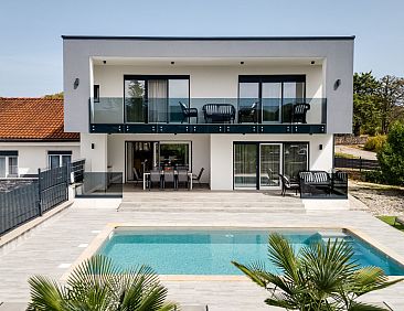 Vakantiehuis Schöne neue Villa mit Pool in Strandnähe