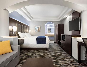 Days Inn &amp; Suites by Wyndham Houston Hobby Airport