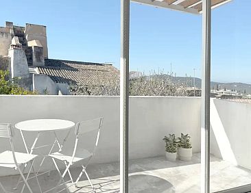 Zonnig minimalistisch appartement • Terras