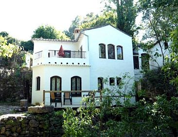 Vakantiehuis mit Terrasse in der Nähe eines Wasserfalls