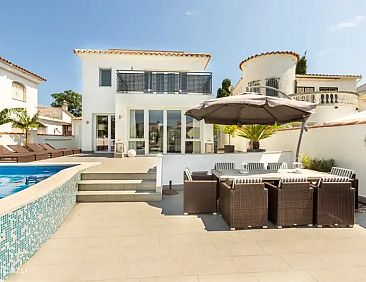 8-persoons villa met aanlegsteiger