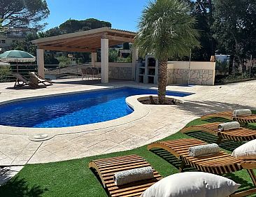 Casa Els Pins met verwarmd zwembad