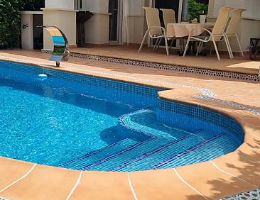 Villa met zwembad aan de fairway