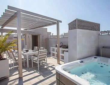 Penthouse aan strand met jacuzzi